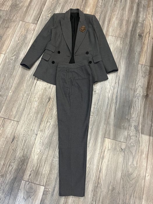 Дамски сив костюм