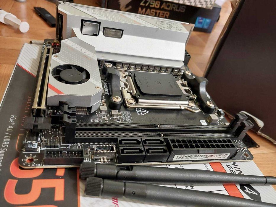 AMD Ryzen 5 9600X + MSI MPG B650i Edge Wi-Fi