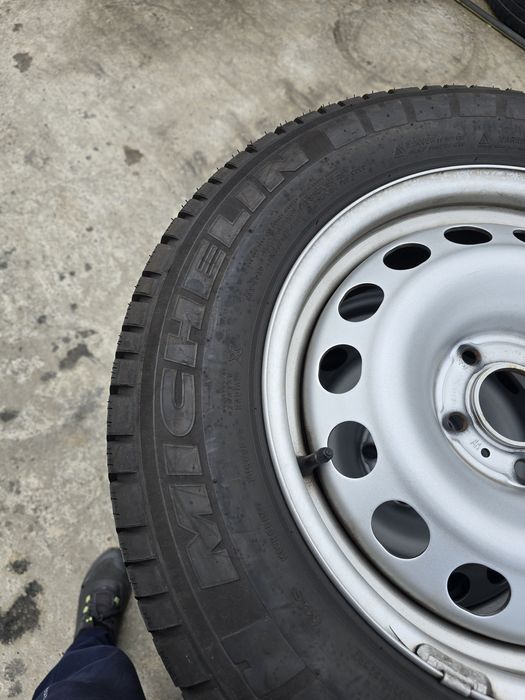 4 Броя Бусови Гуми 215/65/16C Michelin 2x7,2mm 2x5,8mm