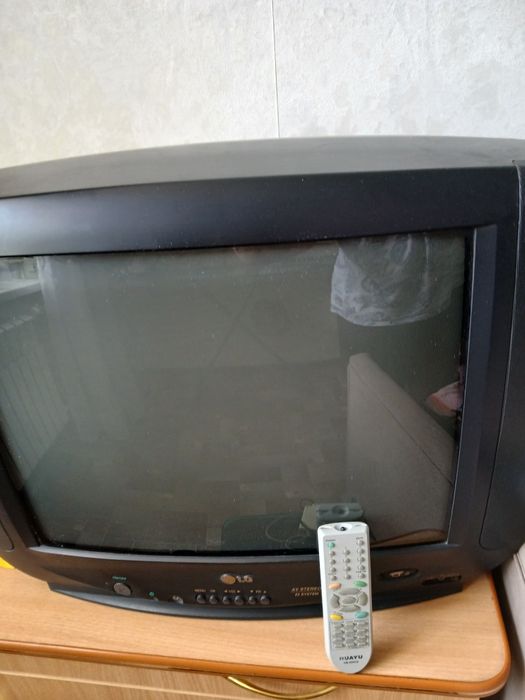 Телевизор  —LG  срочно.