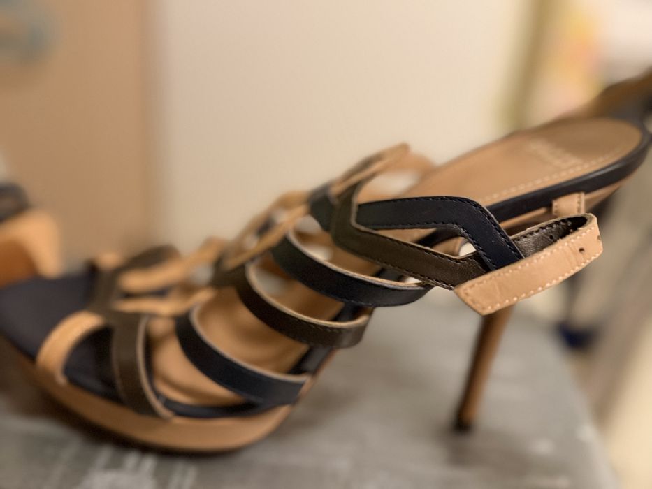 Сандали на ток  BALLY, идеални за лятото