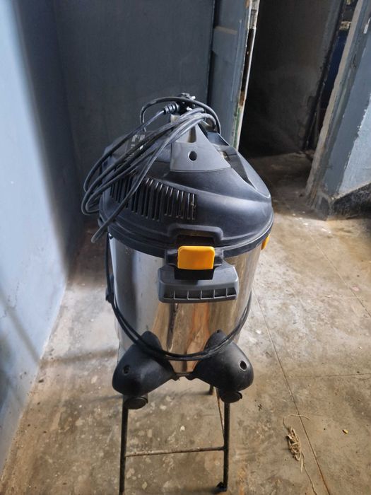 Aspirator profesional TITAN ,foarte puțin utilizat stare foarte bună