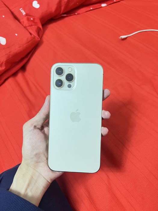 IPhone 12 pro max gold