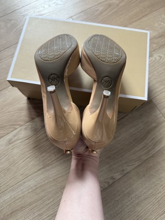 Отворени обувки Michael Kors