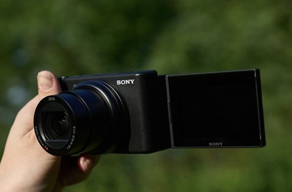 Vand schimb camera foto avansata Sony zv1 m2 , obiectiv ZEISS 18-50 mm