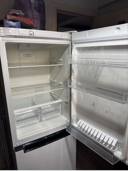 Холодильник indesit