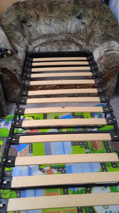 Продам м/уголок,пуфик.б/у 2000т