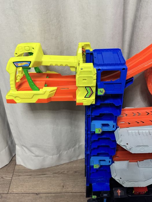 Продам Hot wheels Ultimate Garage