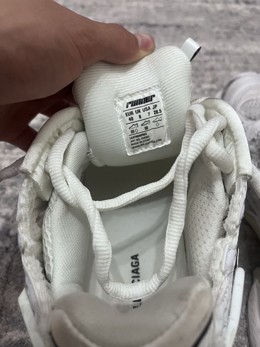 Продам Balenciaga Runner белые