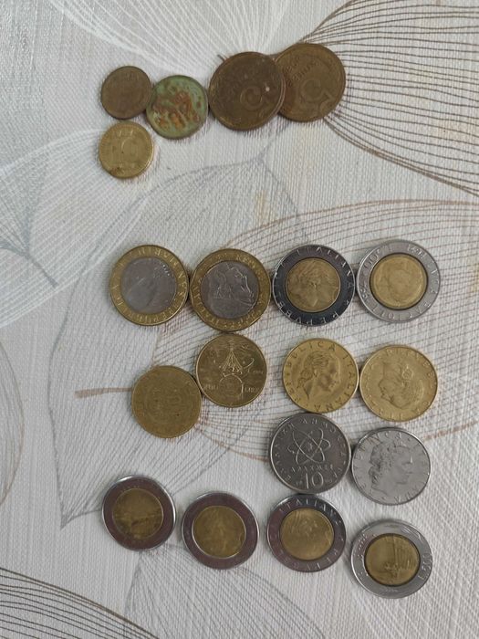 Стари банкноти и монети от различни години и държави