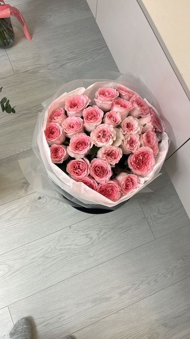 Гүл сатылады. Цветы продаётся.