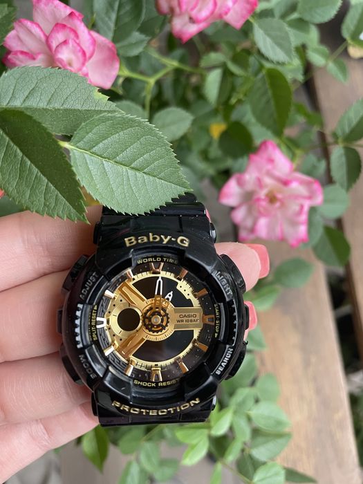 Продавам дамски часовник G-Shock Casio Baby G черен със златно