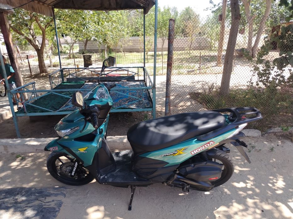 Продаётся скутер Honda Click 175