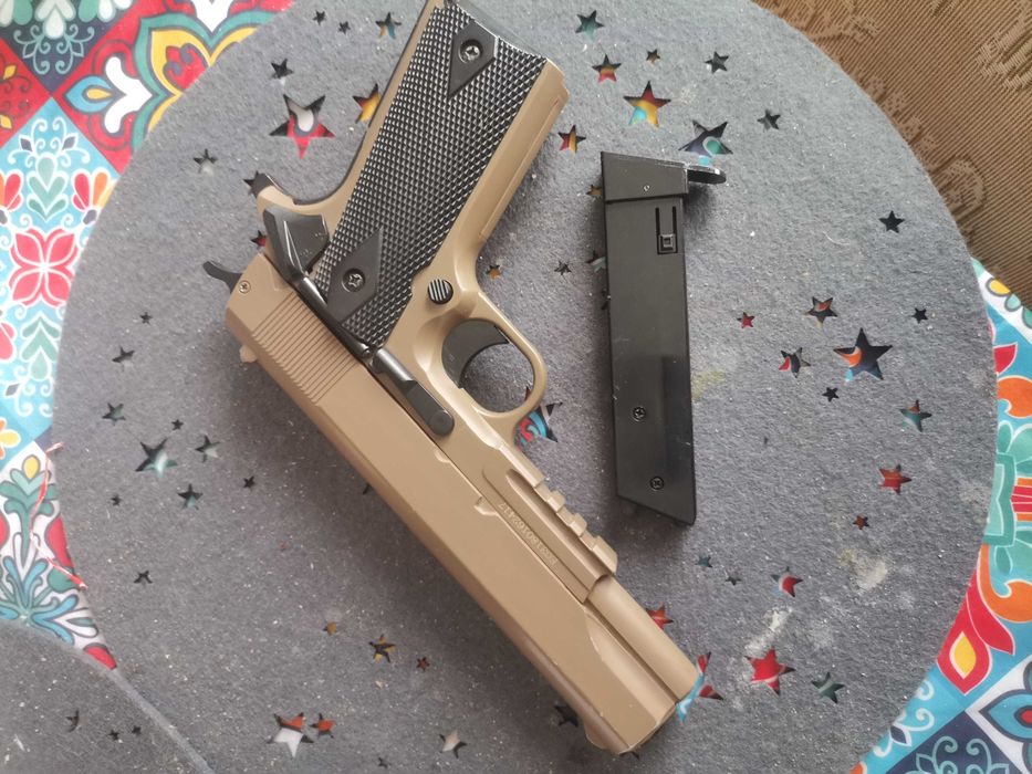 Piatol din metal cu bile de plastic dur.