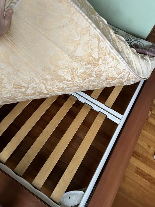 Двуспальная кровать из дерева