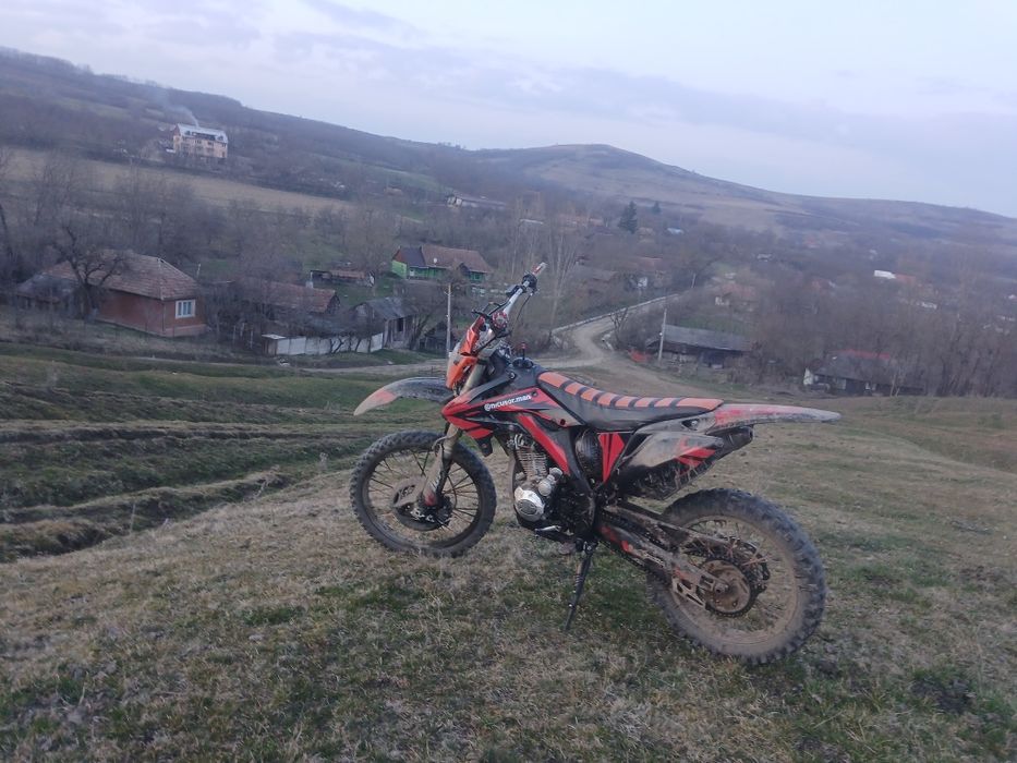 Vînd cross honda