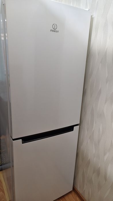 Продам холодильник Indesit