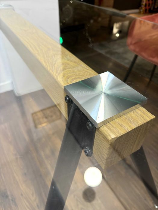 Стъклена маса с метални крака