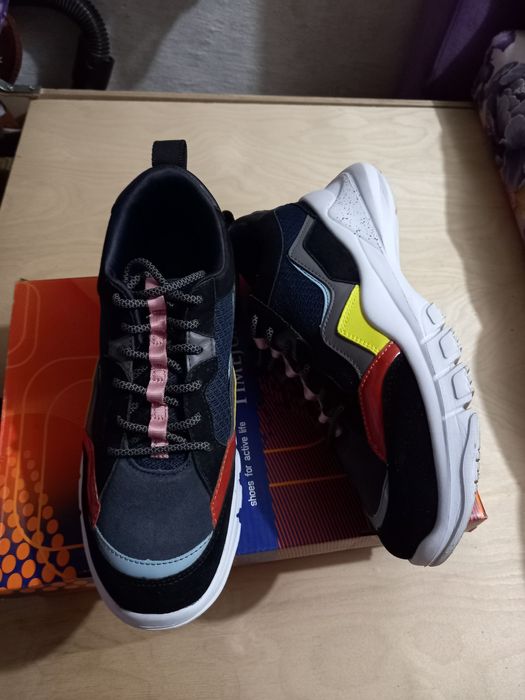 Кроссовки женские