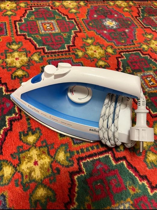 Утюг Braun в рабочем состоянии.