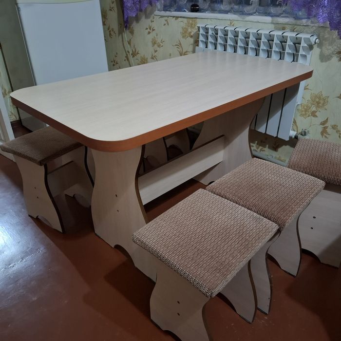 Кухонный стол со стульями