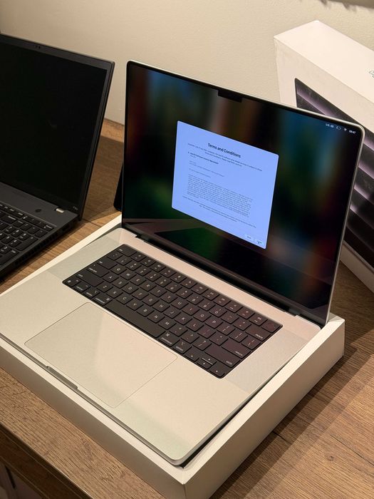 Laptop Apple MacBook Pro 16 (2026) M5 Max 18-core CPU 40-core GPU 64GB Ram 2TB SSD NANO TEXTURE in STOC Firma AlienStore