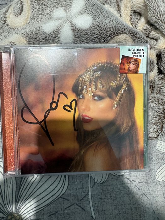 Подписано сд на Taylor Swift/ Тейлър Суифт The life of a showgirl