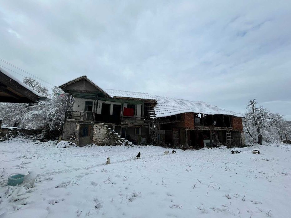 ПРОДАВА имот в с. Бресте, общ. Червен Бряг – ДВЕ КЪЩИ, два двора