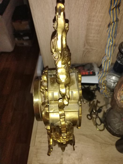 Стар бронзов часовник.