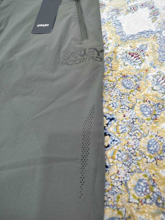 Pantaloni scurti de ciclism Oakley , 34 L , de Drumetii , material elastic , Verde Kaki