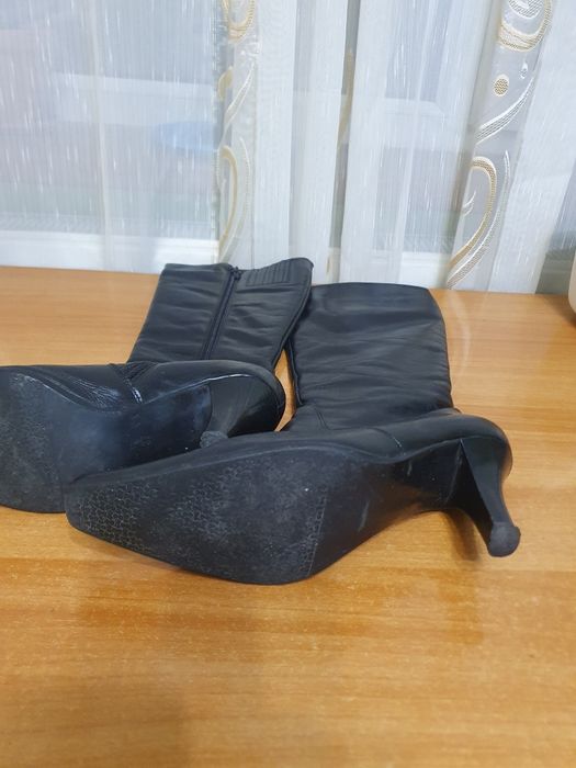 Cizme din piele naturala,culoare neagra,mărimea 37, toc 5cm,arata impe