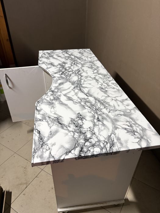 Birou, are trei rafuri in interior si cu sertar