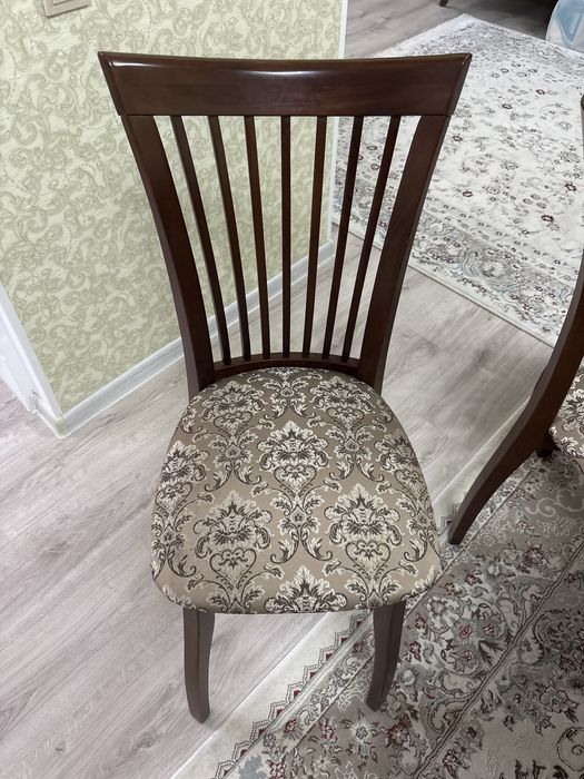 Продам овальный стол со стульями