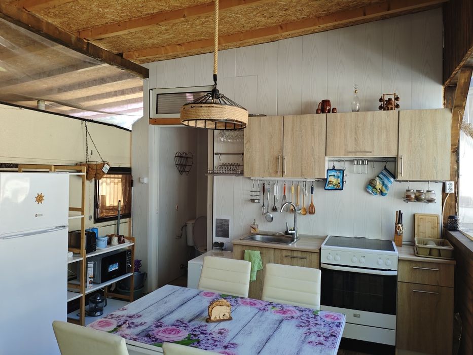 Каравана с навес на къмпинг Атлиман в Китен