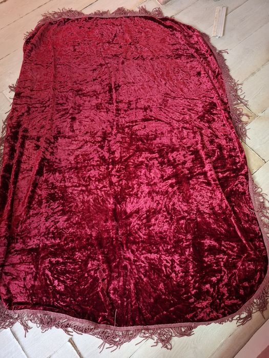 Две плюшени покривки за маса