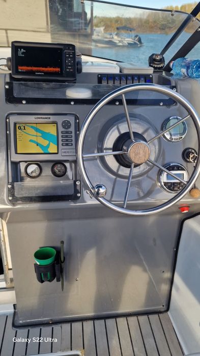 Vand barca cu motor cabinata