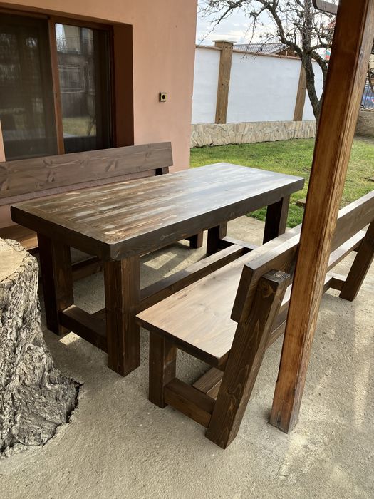 Маса и пейки от масив