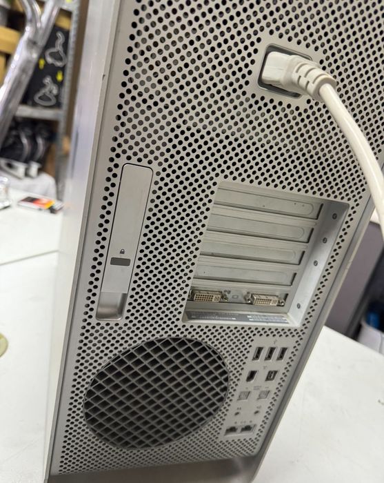 Компютър Apple Mac Pro A1115 + монитор и клавиатура