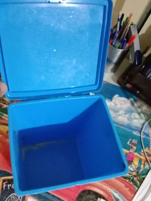 Продам детский пластиковую коробку.
