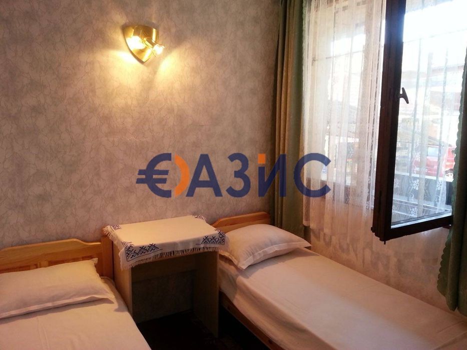 Половината от двуетажна къща в Стария град на Несебър,188 кв. м + двор