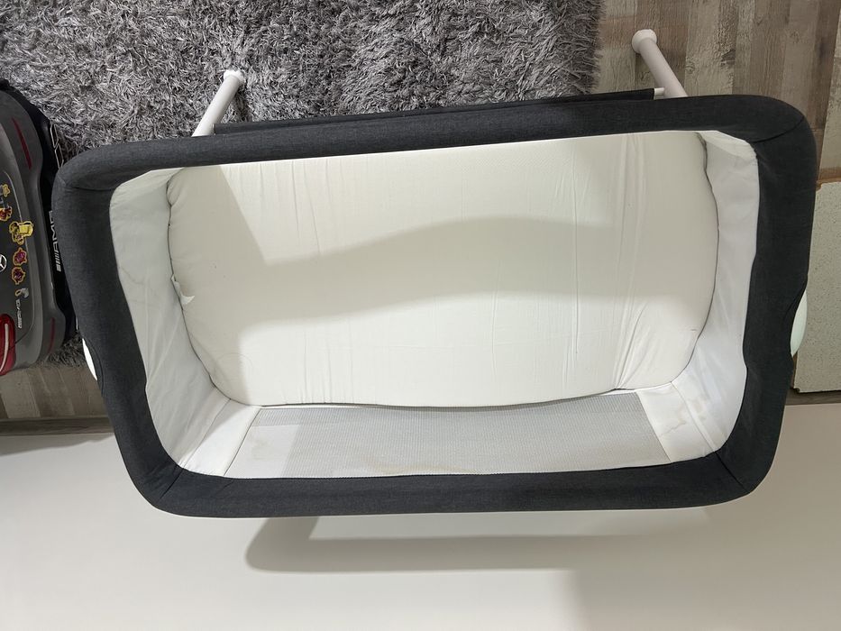 Бебешка кошара. Next to me