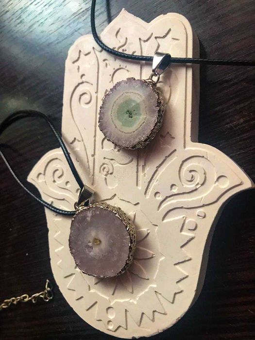 срезы натуральных камней в оправе.