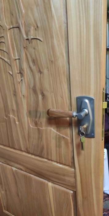 Дверь деревянная