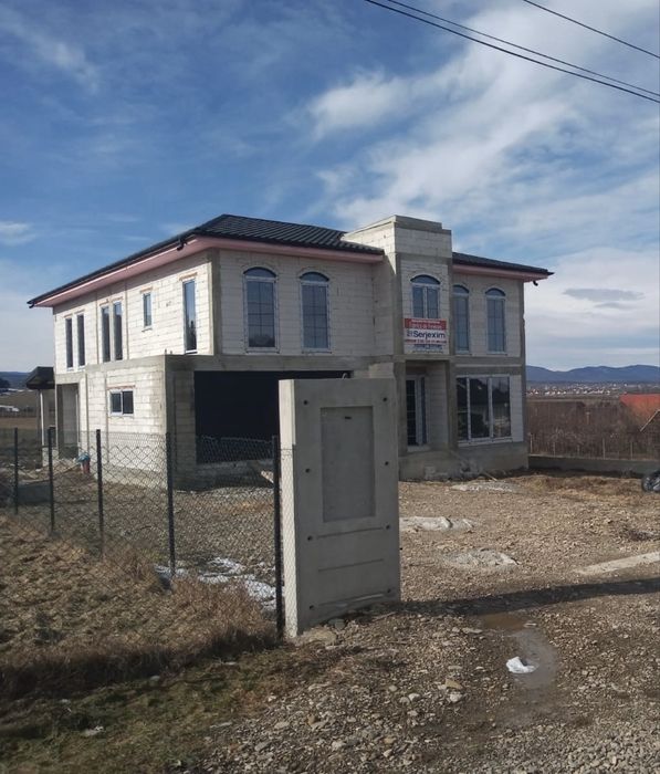 Casa moderna  P+1 cu garaj si teren, zona linistita, langa padure