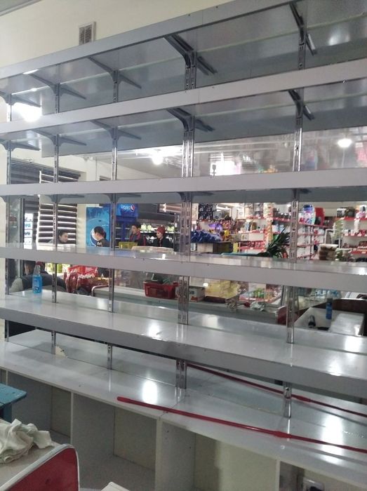 Полки и прилавки