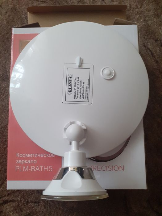 Косметическое зеркало настенное