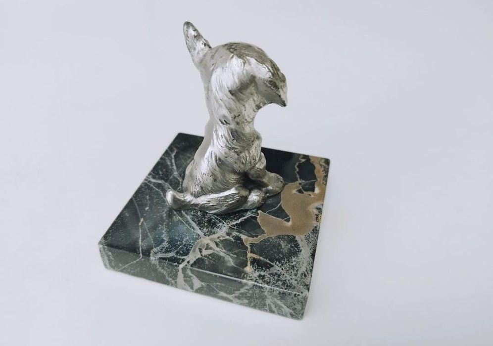 Statuie caine placata cu argint