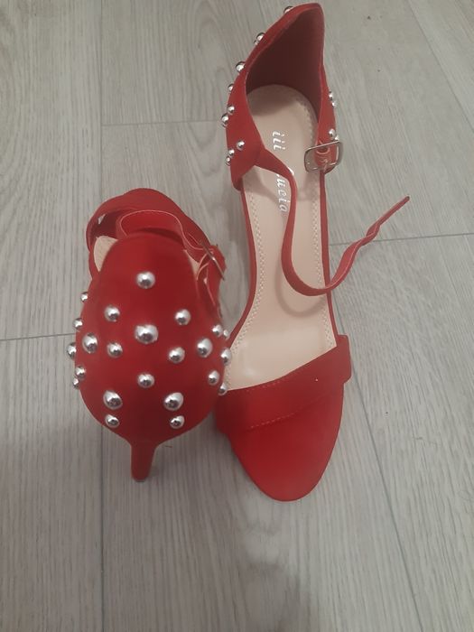 Sandale pe culoarea rosie