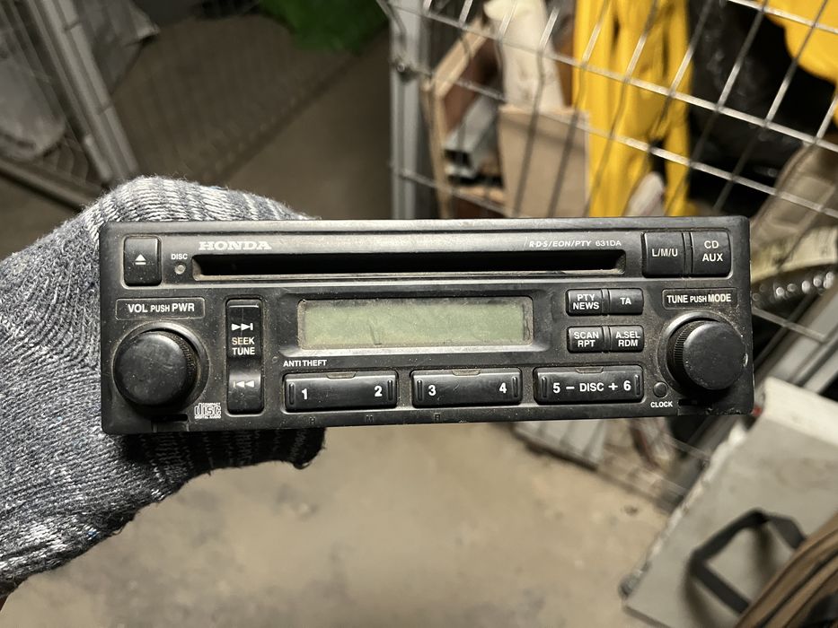 Продам оригинал магнитоллу от хонды