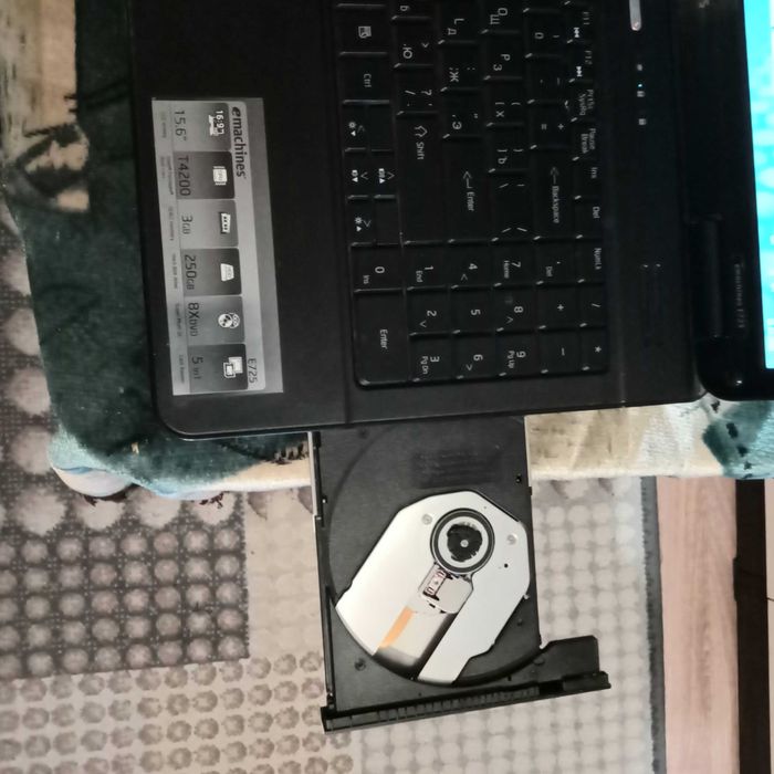 Ноутбук  ЕМАШИНЕС виндовс 7